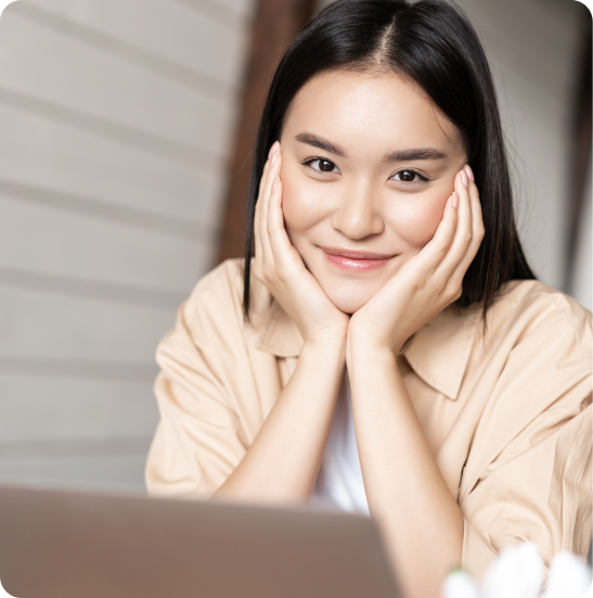 ragazza mani sul viso
