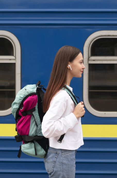 ragazza alla stazione ferroviaria