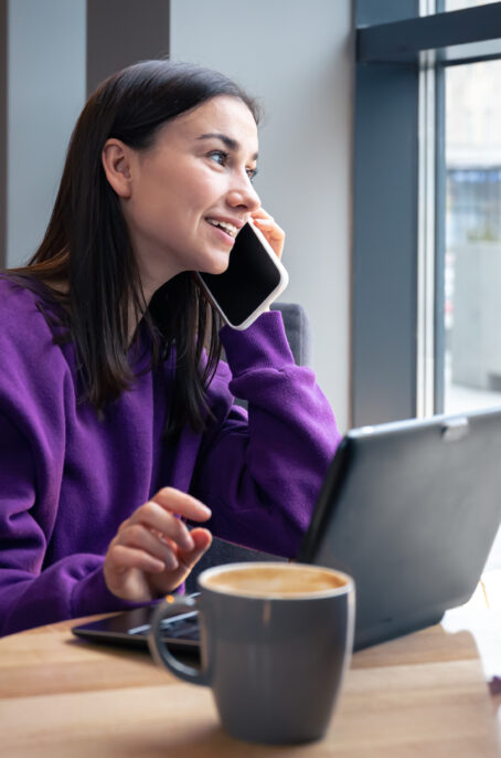freelancer in a cafe